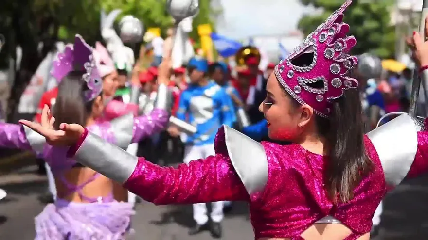 Los salvadoreños inician fiestas patronales con colorido desfile