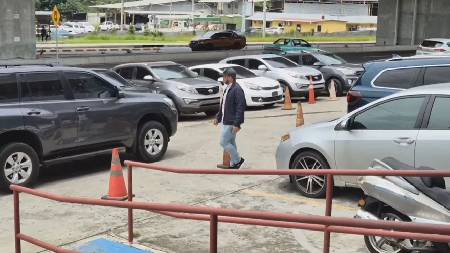 Alejandro Torres aborda el vehículo que lo espera afuera del SPA de La Chorrera