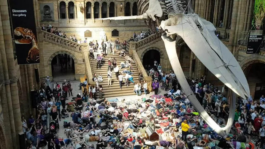 Ambientalistas “mueren” en protesta bajo ballena azul de Londres