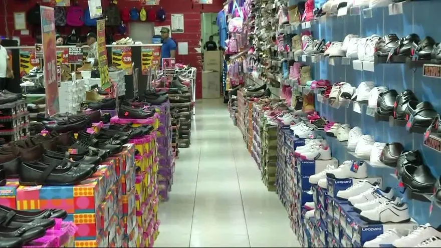 Incrementan poco a poco compras de útiles escolares en Plaza 5 de Mayo