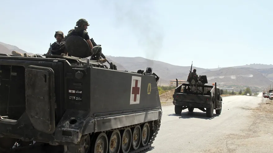Vehículos armados del ejército libanés llegando a la ciudad libanesa de Arsal, cerca de la frontera con Siria en el valle de la Becá, Líbano.