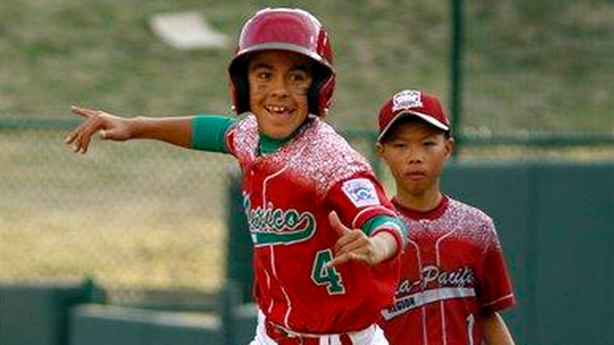 Ernesto Ríos pasa por la segunda base tras batear un jonrón en el quinto inning