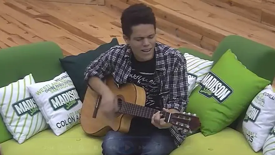 Carlitos recibe una sorpresa en el cuarto rojo