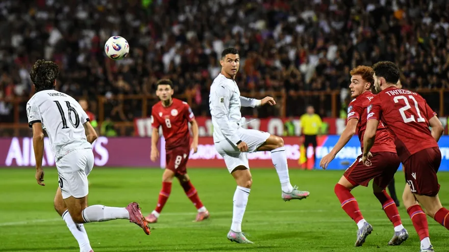 Cristiano Ronaldo en acción ante Armenia en eliminatoria Mundialista