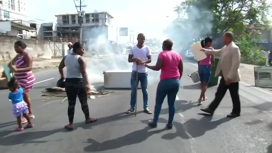 Cierre de calle en la avenida José Agustín Arango en protesta a desalojo