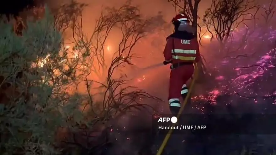 La Unidad Militar de Emergencias (UME), el 10 de agosto de 2025, muestra a bomberos militares combatiendo un incendio forestal en el municipio de Orallo, en el noroeste de España.