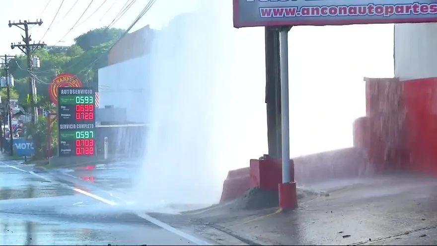 Idaan repara rotura de hidrante en la Avenida Nacional