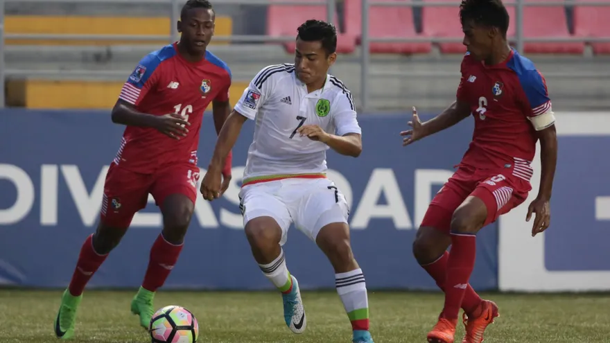 Ángel Pérez (der.) y Alberts Fruto, de la Sub-17 de Panamá, dieron la cara