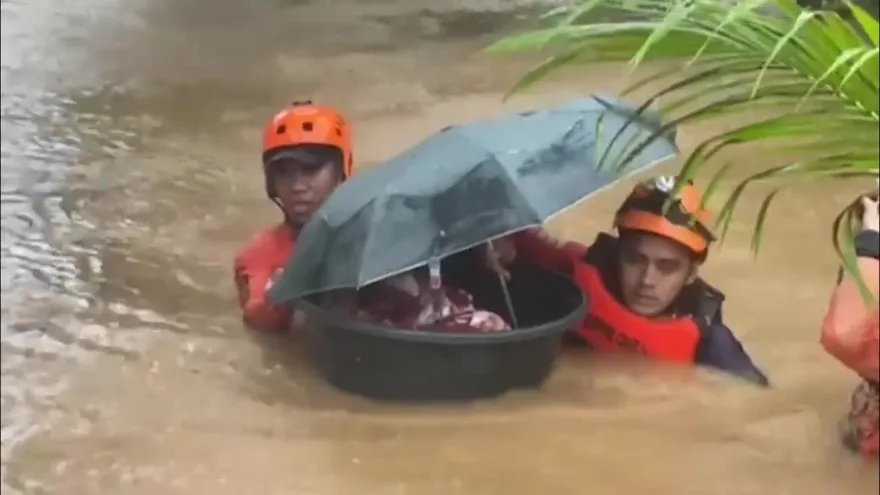 Decenas de miles huyen del supertifón Rai al tocar tierra en Filipinas