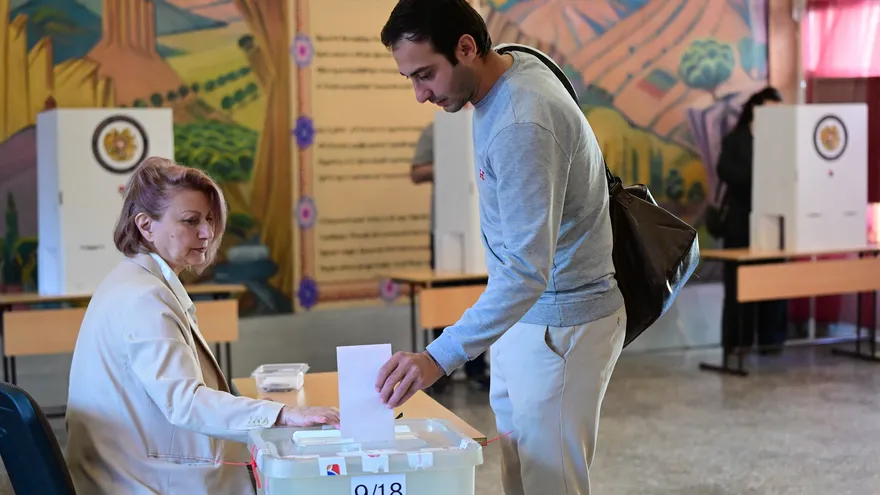Armenia vota en prueba para el primer ministro y su distanci
