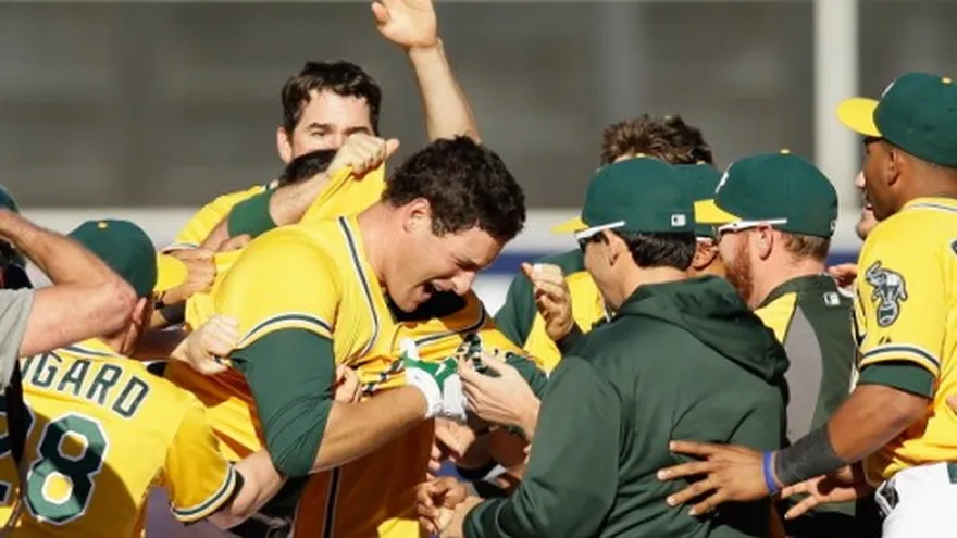 Atléticos ganan a Yanquis en 18 episodios