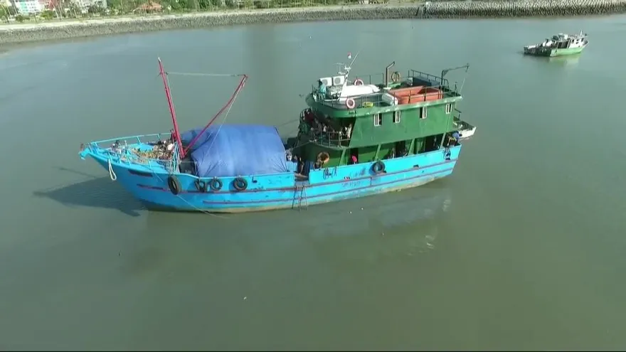 Barco queda varado en muelle fiscal
