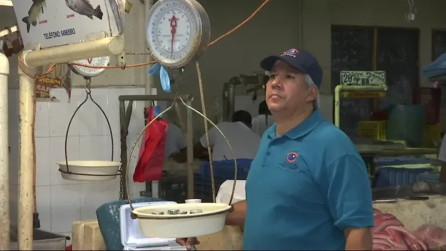 Verifican balanzas y precios en el Mercado de Mariscos