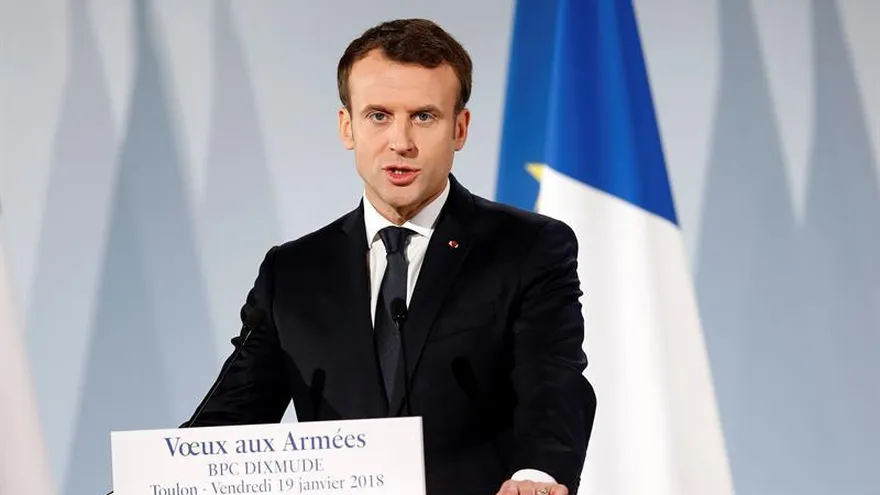 El presidente galo, Emmanuel Macron (c), da un discurso durante su visita al Dixmude, un buque de asalto anfibio, en la base naval gala de Toulon, para pronunciar sus deseos de Año Nuevo para el Ejército, hoy, 19 de enero de 2018 en Toulon (Francia).