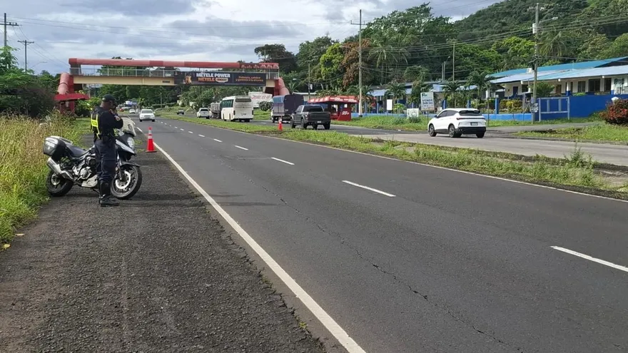 Miles de vehículos se movilizan hacia el interior del país