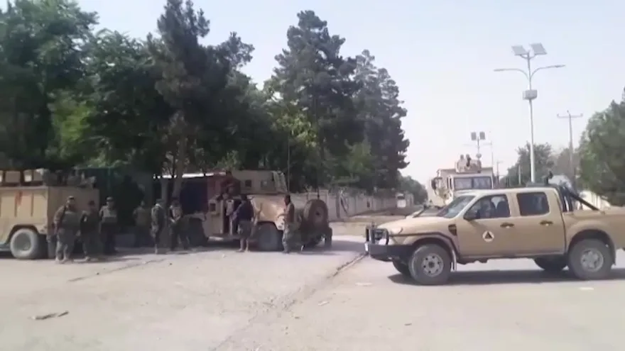 Combates en la primera gran ciudad de Afganistán atacada por los talibanes