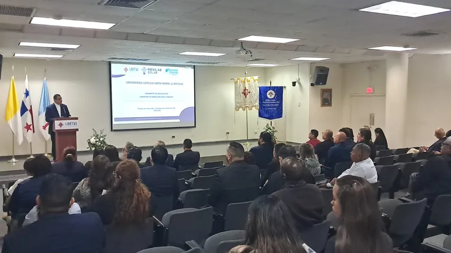 El laboratorio de fabricación digital está acondicionado en una unidad móvil de 20 pies.