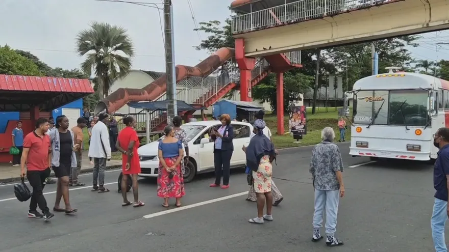 Pacientes de hemodiálisis protestan por falta de agua en policlínica Hugo Spadafora, Colón.