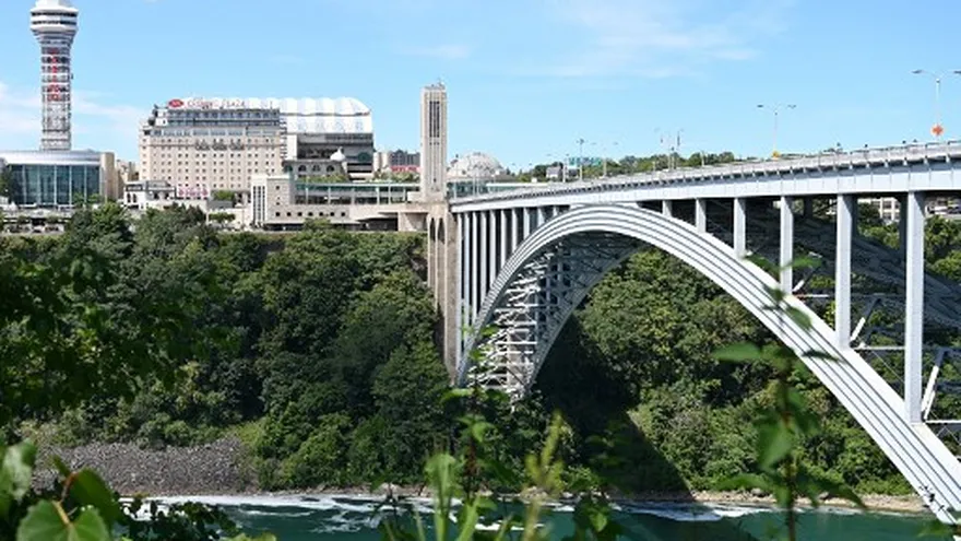 Panamanians visiting Niagara Falls mistakenly cross into U.S., face detention