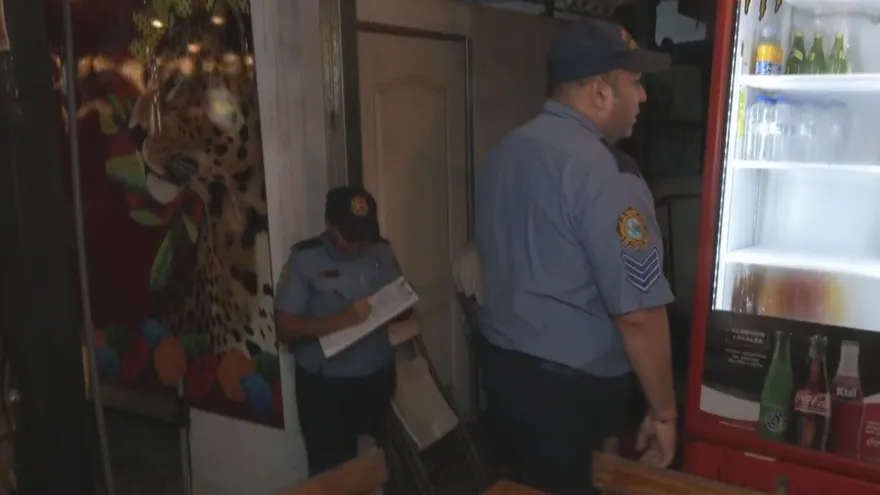 Bomberos verifican comercios en Bella Vista.