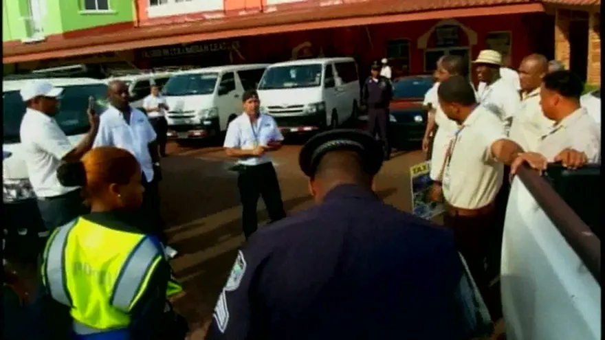 Conductores de buses de turismo se enfrentan en Colón