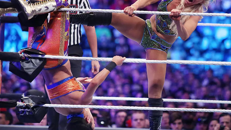 Charlotte Flair (der.)