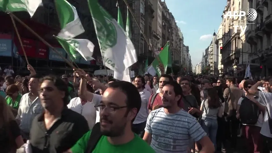 Primera protesta multitudinaria contra gobierno de Macri