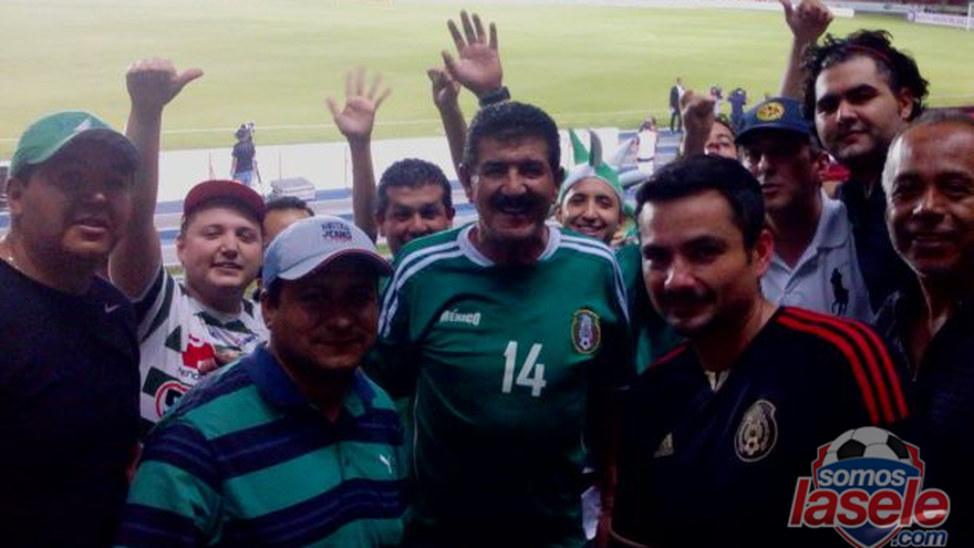 Llegaron los "mexicanitos" y quieren las gradas del Rommel