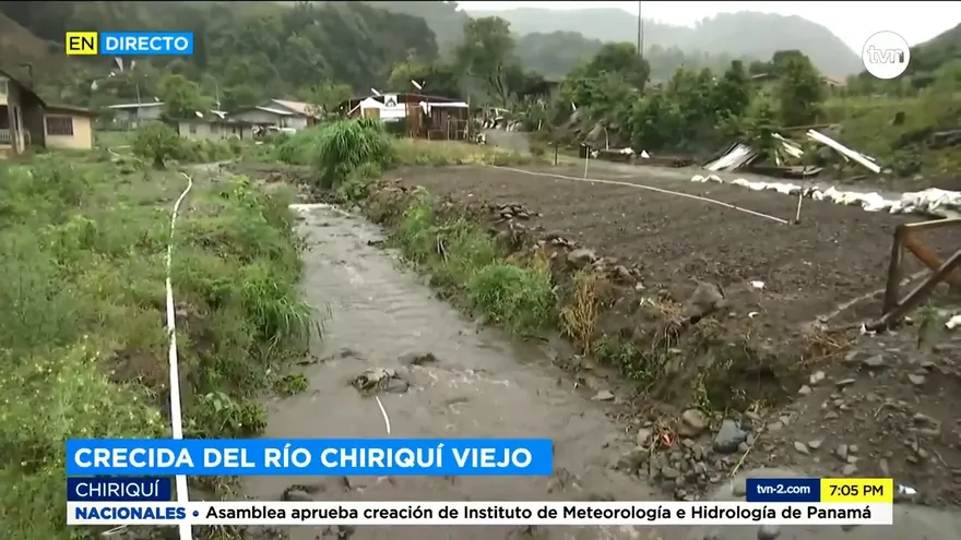 Cuadrillas realizan trabajo en el río Chiriquí Viejo