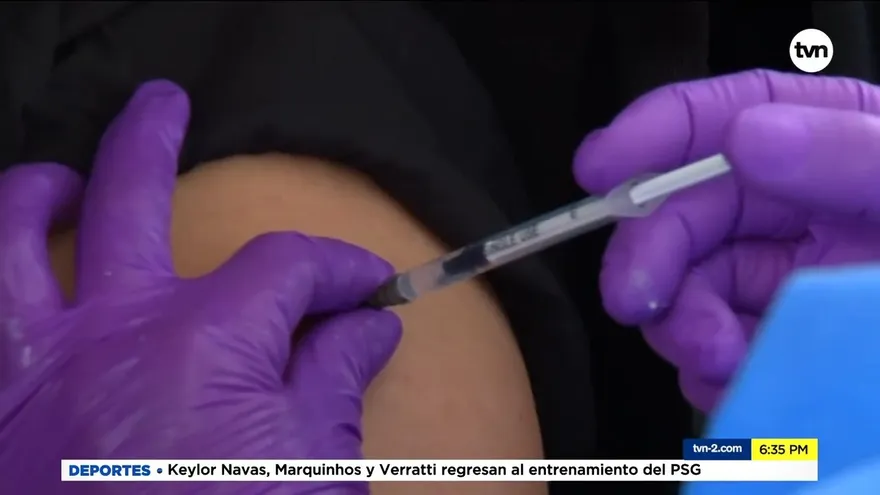 Personas contentas tras recibir vacuna de AstraZeneca