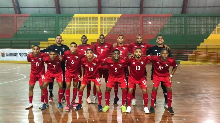 El equipo panameño durante una presentación en Brasil.