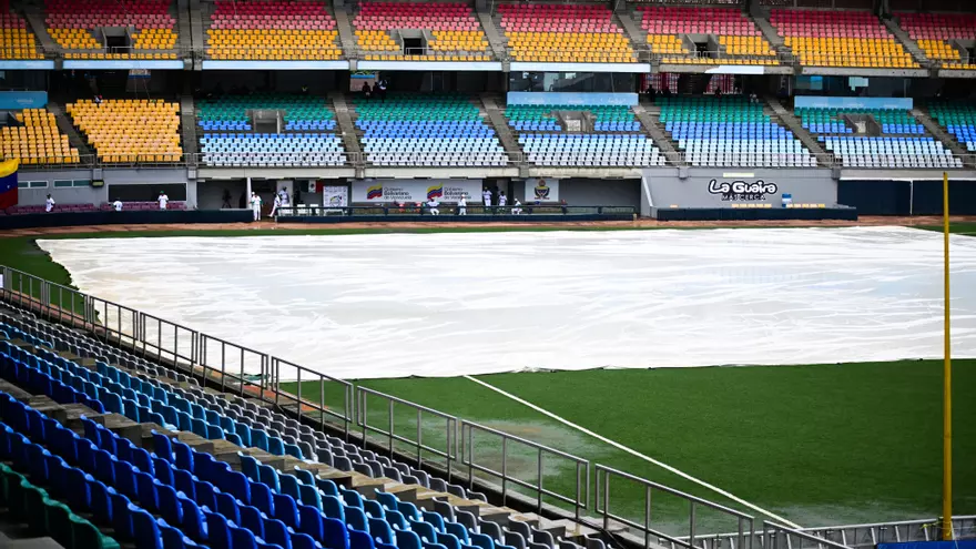 Terreno de juego del estadio Forum La Guaira cubierto con una lona