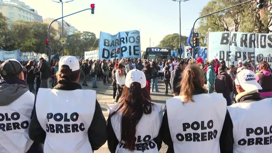 Multitudinaria protesta reclama emergencia alimentaria en Argentina