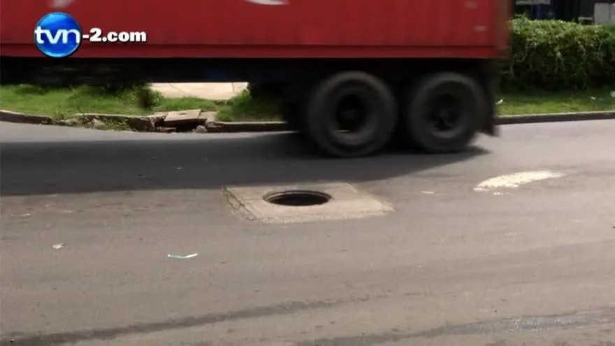 Autos resultan afectados por alcantarilla sin tapa en Juan Díaz