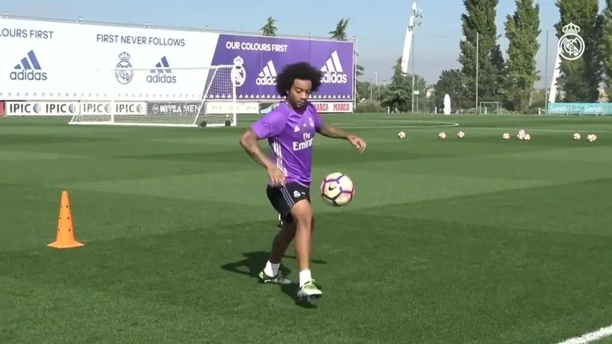 Marcelo hace una demostración de dominio del balón
