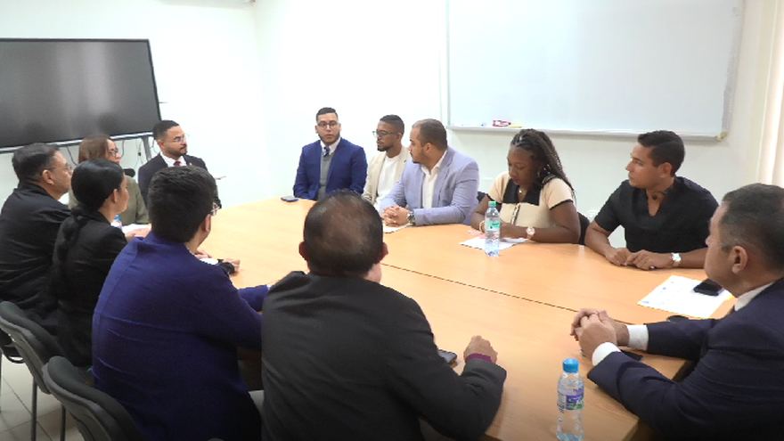 Reunión con los egresados de medicina