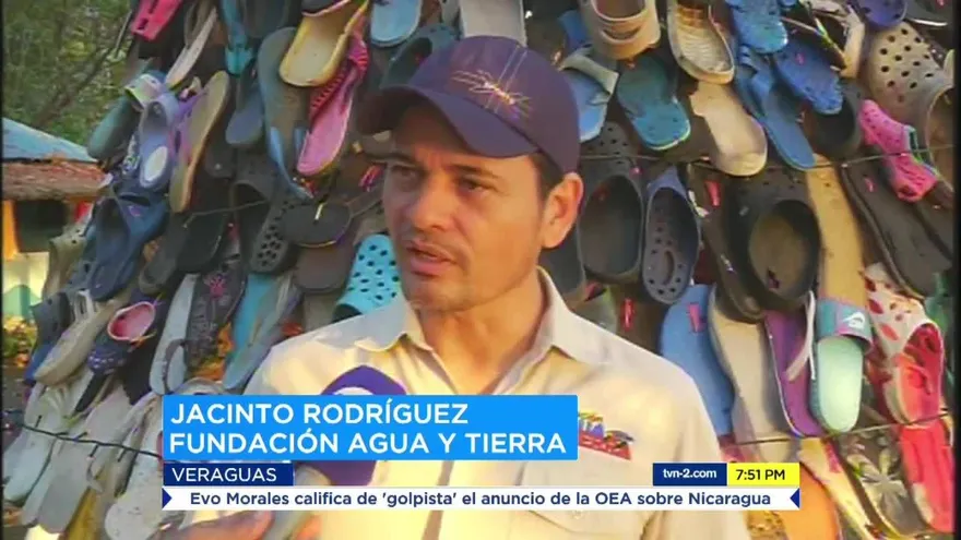 Construyen árbol con chancletas