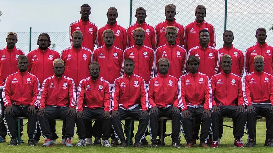 Integrantes del Deinster SV con sus rostros pintados de negro
