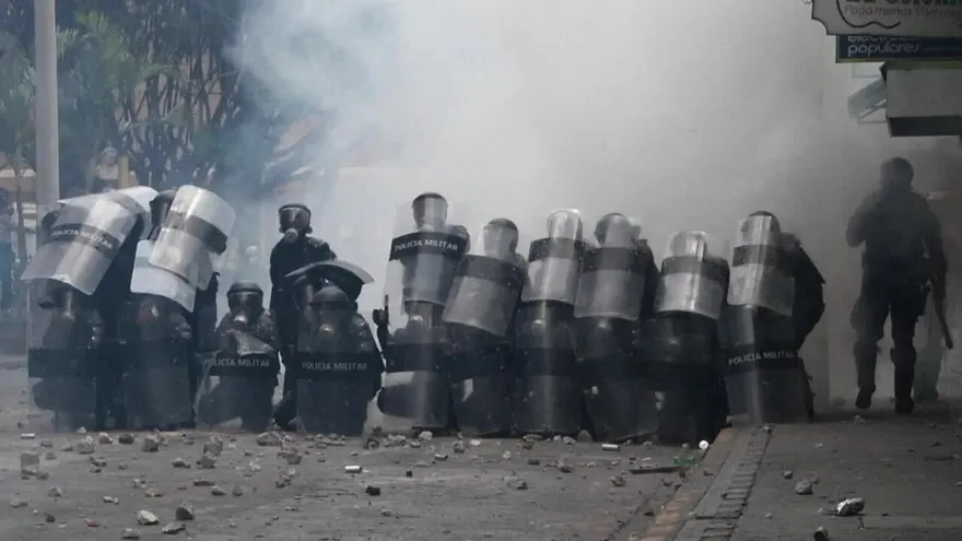 Policía reprime protesta contra reformas en Honduras