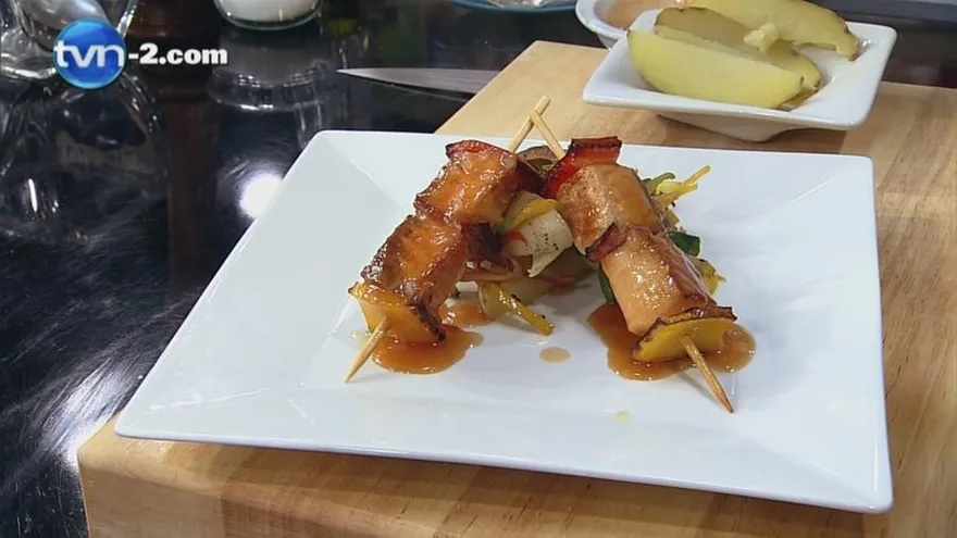 Brochetas de Salmon en salsa de Ciruelas