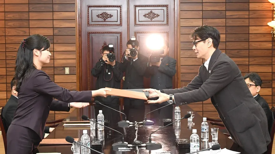El delegado surcoreano Yun Sang y a la jefa de la delegación norcoreana, Hyon Song-wol