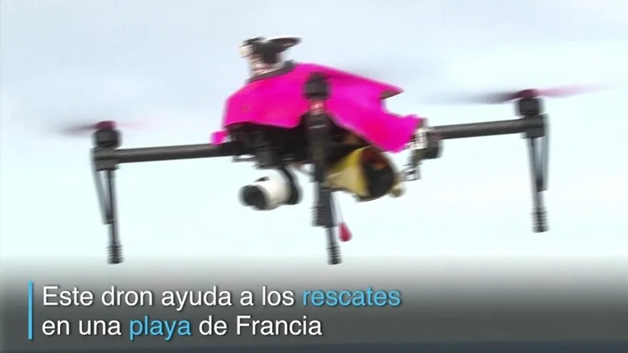 En una playa de Francia, drones al rescate