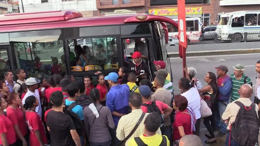 El martirio de viajar en bus o avión en Venezuela