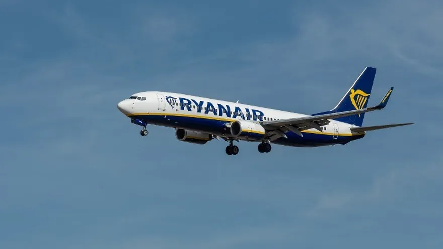 Un avión de la aerolínea irlandesa de bajo costo Ryanair, se prepara para aterrizar en el aeropuerto de Frankfurt.