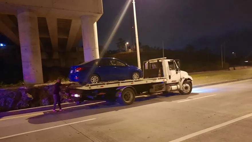 Auto removido en grúa.