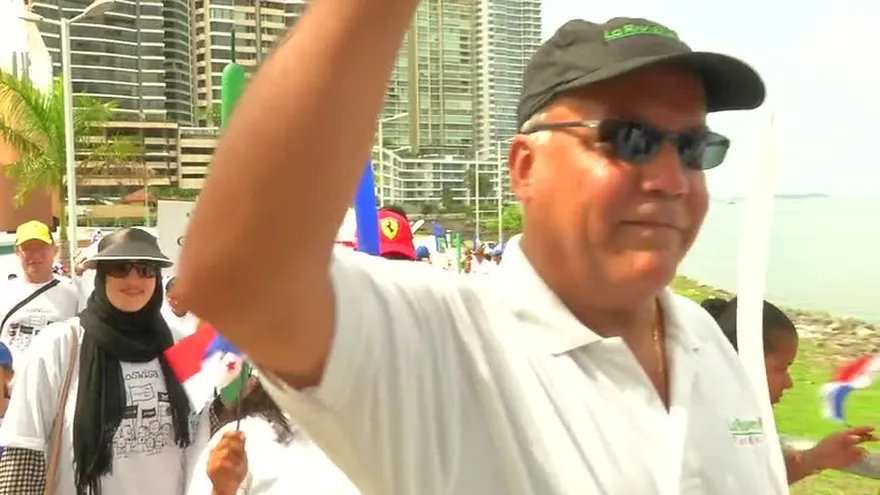 Grupo de colaboradores del grupo Wisa realiza caminata