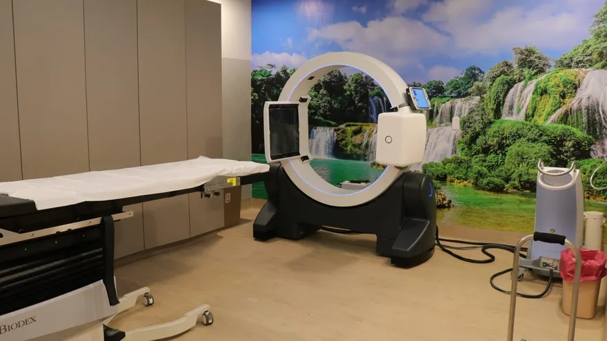 La atención de pacientes con cáncer se amplió en Ciudad de la Salud con la puesta en funcionamiento de una nueva sala de braquiterapia de alta tasa y una Clínica de Vigilancia Oncológica, servicios que incrementan la capacidad de atención especializada y forman parte del proceso de descentralización de la atención oncológica.