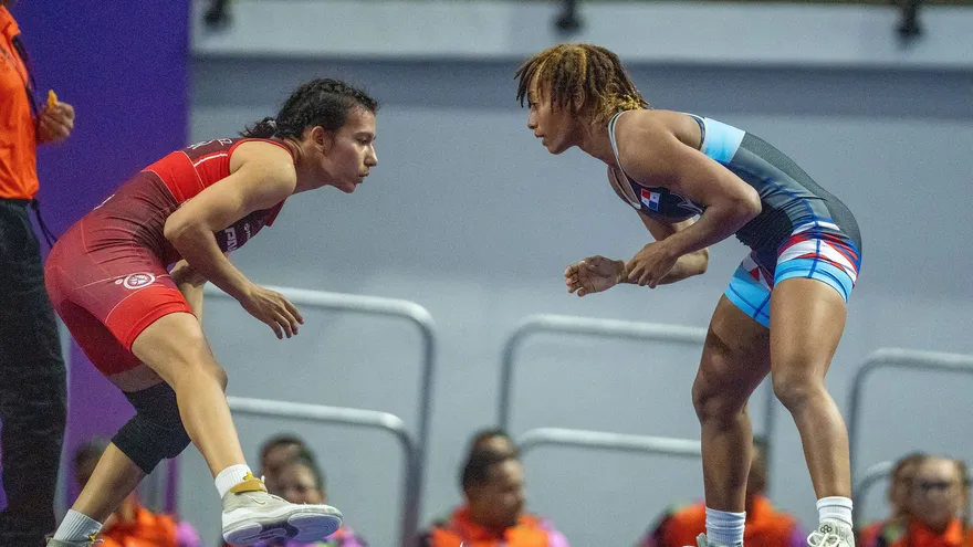 Yusneiry Agrazal (d) durante su combate de cuartos de final ante Ingrid Rodríguez (i)