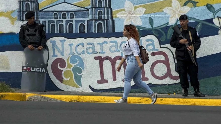 Agentes antidisturbios montan guardia este lunes, en la Plaza de las Victorias, en Managua (Nicaragua).