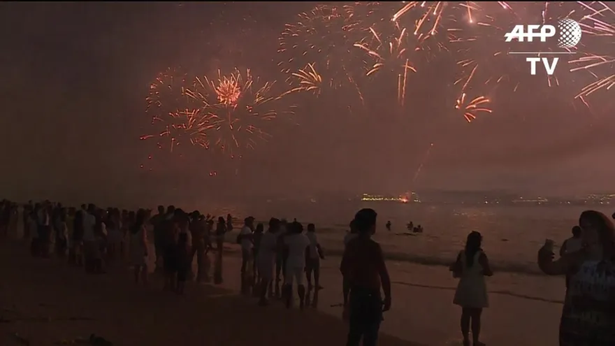 Brasil recibe el 2016 con fuegos artificiales sobre Copacabana